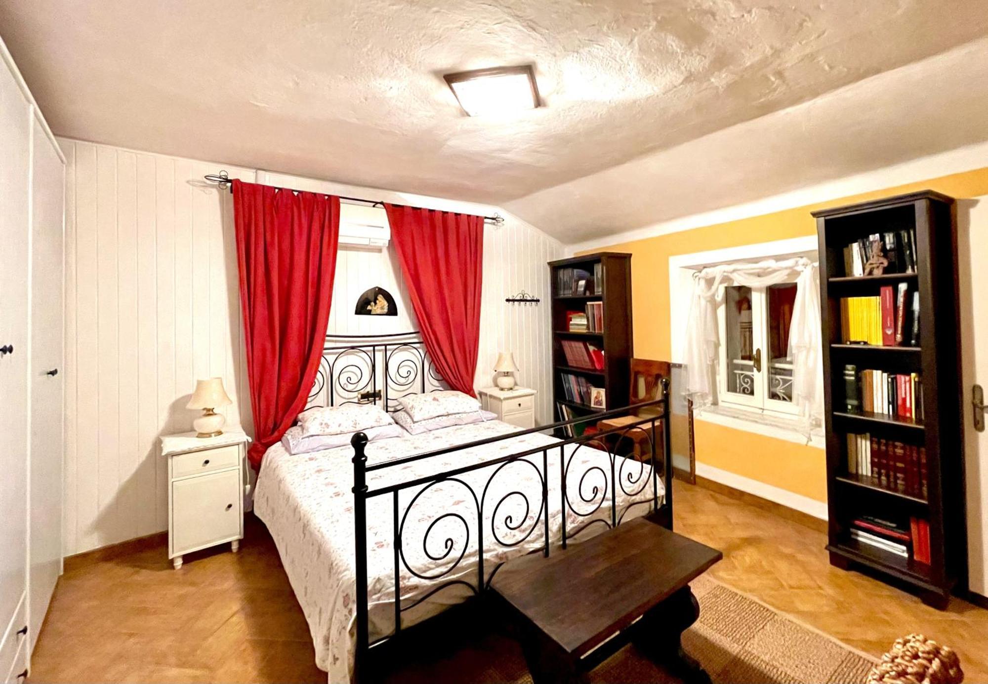Mazzetti Country House-Vita In Campagna Con Giardino Vimignano-Chiesa المظهر الخارجي الصورة